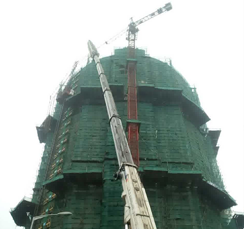 宜兴吊车在工地上作业